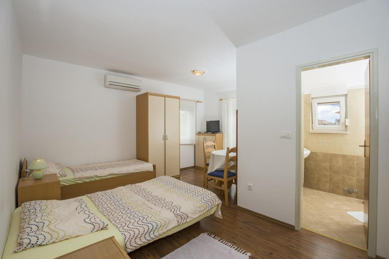 Gostinjska kuća Studios Bogdan 77 3*